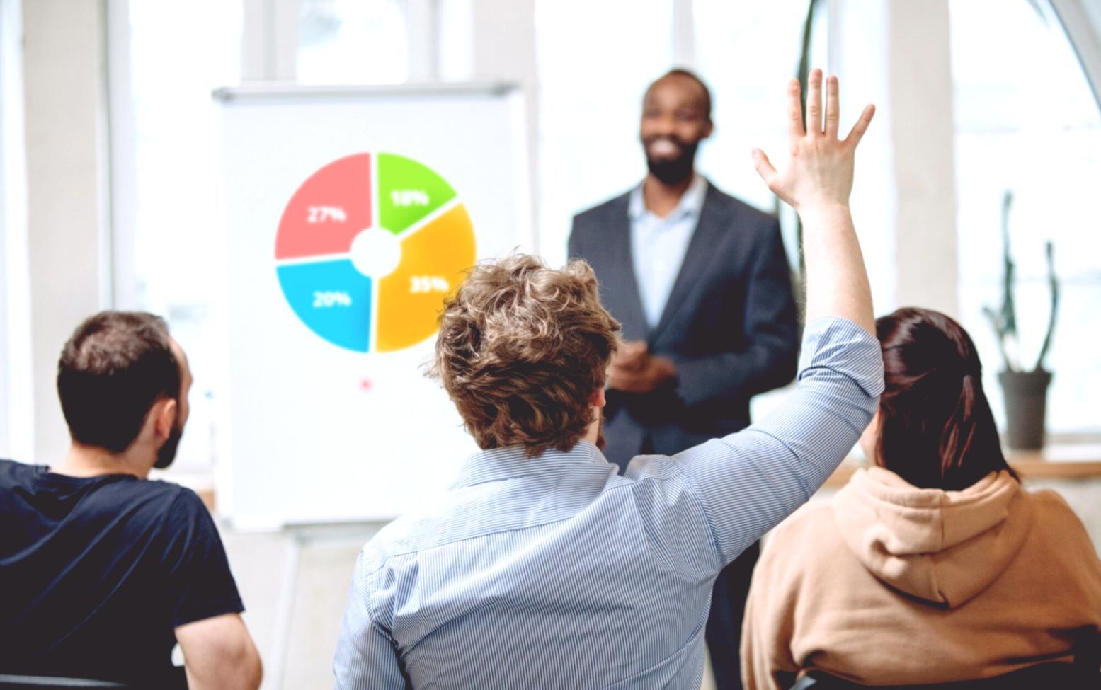 Personne travaillant sur un budget personnel avec des documents financiers